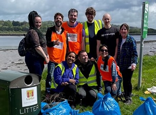 Collaborateurs d'OpenText en train de ramasser des déchets