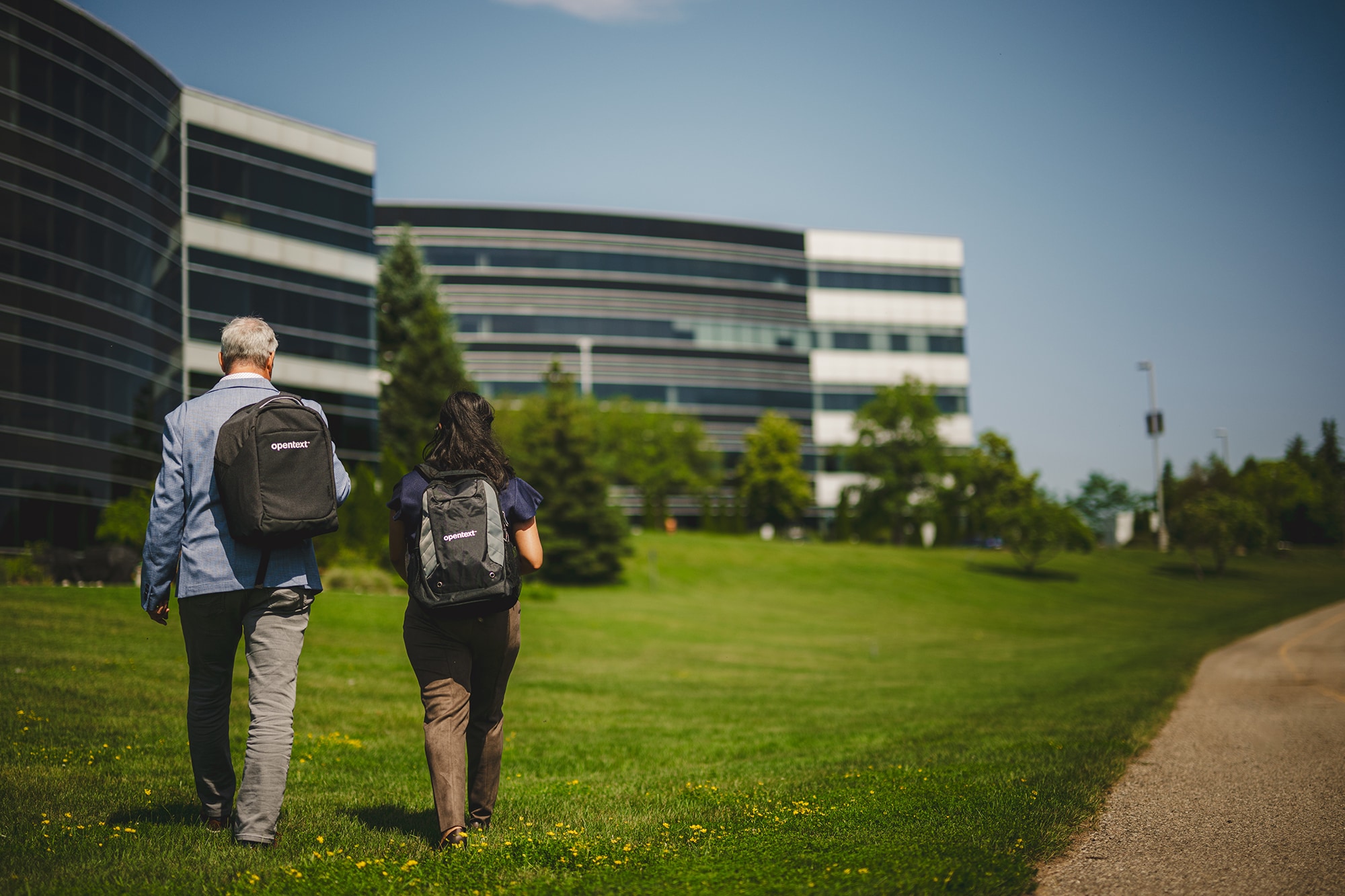 Collaborateurs marchant devant les locaux d'OpenText