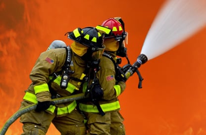 feuerwehrleute bei der Arbeit