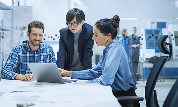 menschen, die auf einen Laptop schauen