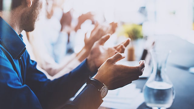 personnes applaudissant et faisant la fête