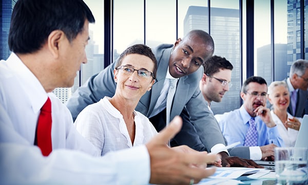 colegas em uma mesa de conferência