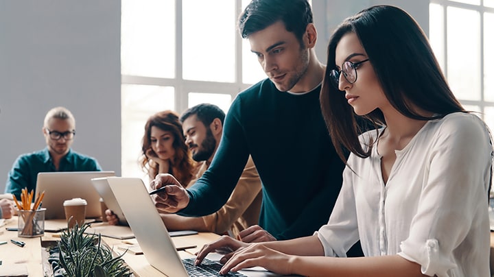 menschen, die an Laptops arbeiten