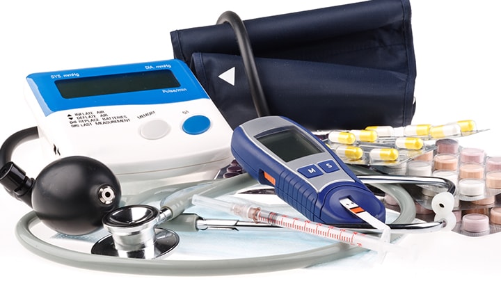 Thermometer, Stethoskop und andere medizinische Instrumente