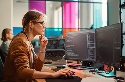 Frau, die sich Code auf ihrem Computer ansieht