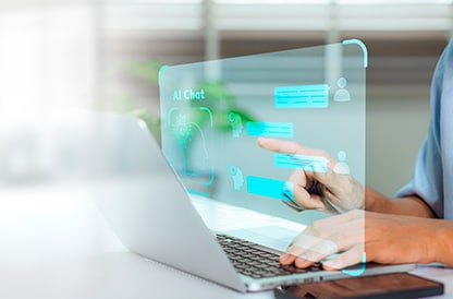 Mann, der einen Laptop nutzt