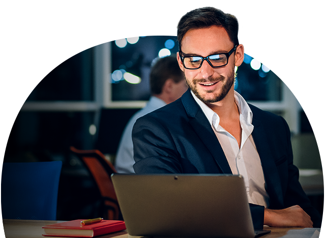 Homem sorridente olhando para o laptop