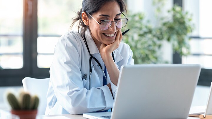 Medico che guarda un computer