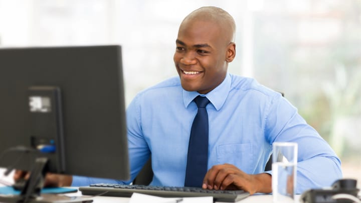 Homme travaillant sur un ordinateur