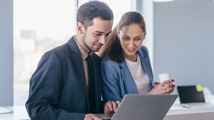 Associados jurídicos trabalhando em um laptop