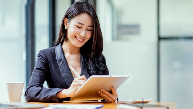 professionista d'affari che lavora su tablet