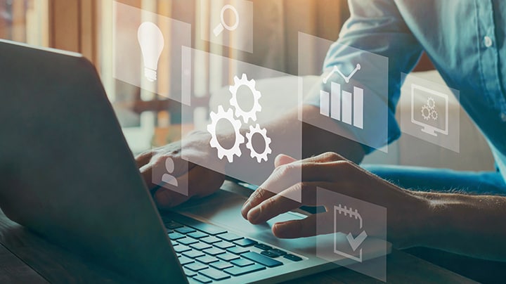 Personne travaillant sur un ordinateur portable avec des icônes de workflow et d'automatisation illustrées.