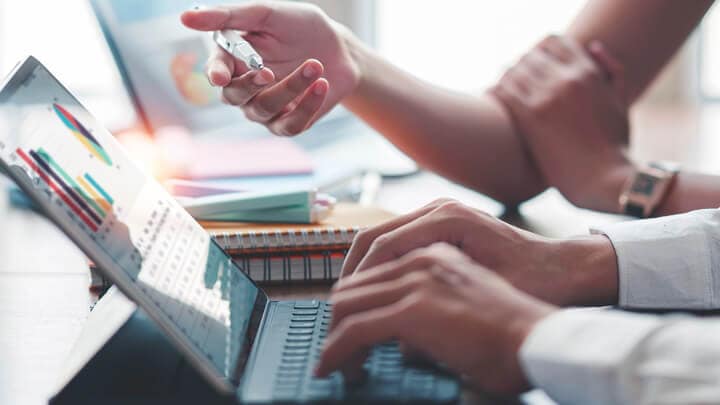 Un primo piano di mani su un computer portatile 