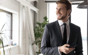 Vista de baixo ângulo de modernos arranha-céus de vidro em um céu claro