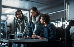 équipe collaborant au bureau