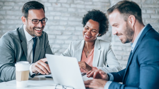 tre persone che partecipano a una presentazione di successo a un cliente