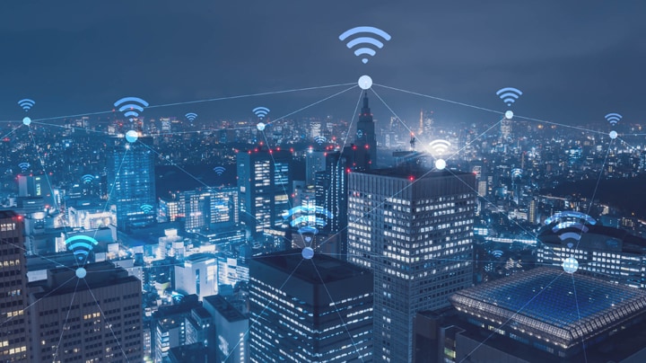 Simbolo Wifi che si libra sugli edifici di una città.