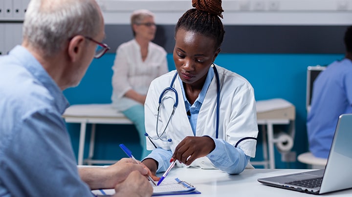 Arzt im Gespräch mit einem Patienten.