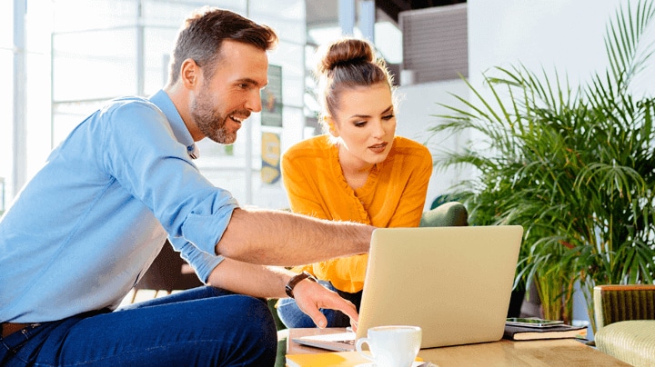 Client examinant les solutions de produits avec un représentant des ventes.