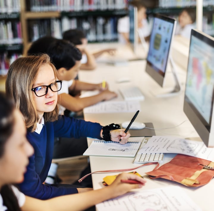 Bambini che imparano al computer