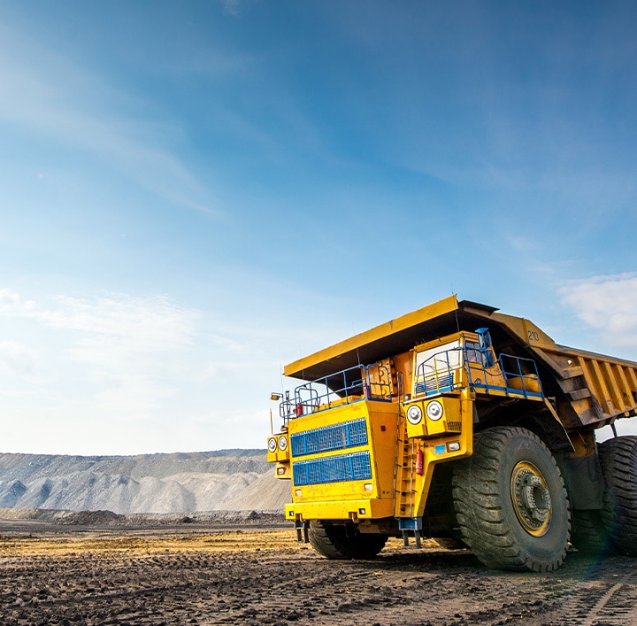 Veículo de equipamento pesado no local de mineração