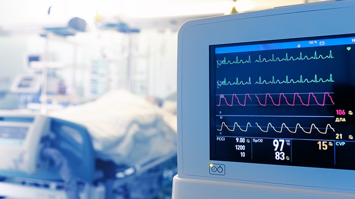 Moniteur de fréquence cardiaque à côté d'un lit d'hôpital