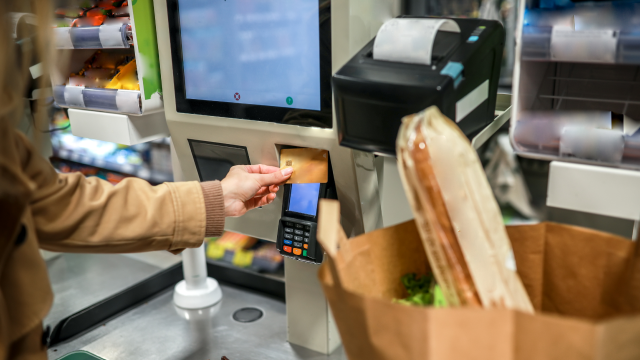 A women paying bill through card