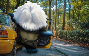 La mascota Yeti subiendo a un taxi