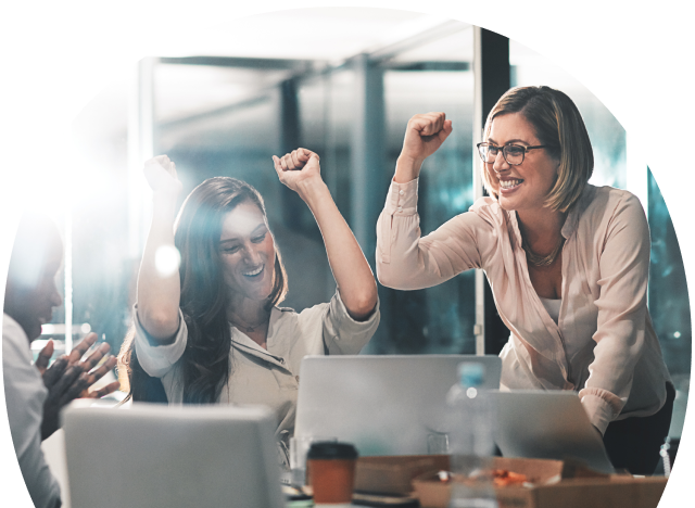 Un equipo empresarial feliz que celebra juntos el éxito en un moderno espacio de trabajo de oficina