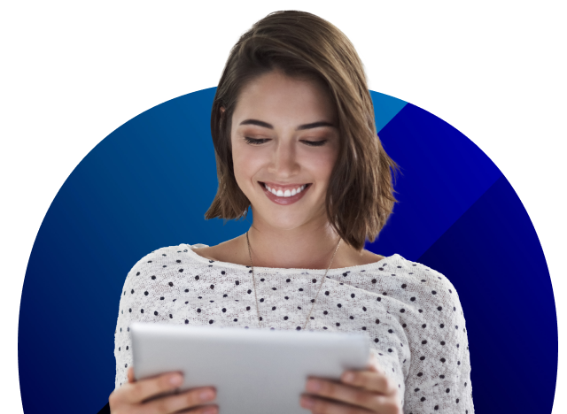 uma mulher sorrindo para seu tablet