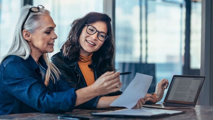 Due persone che lavorano su un computer portatile utilizzando i servizi gestiti off cloud.