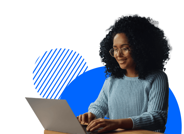 Une personne souriante travaillant sur un ordinateur portable