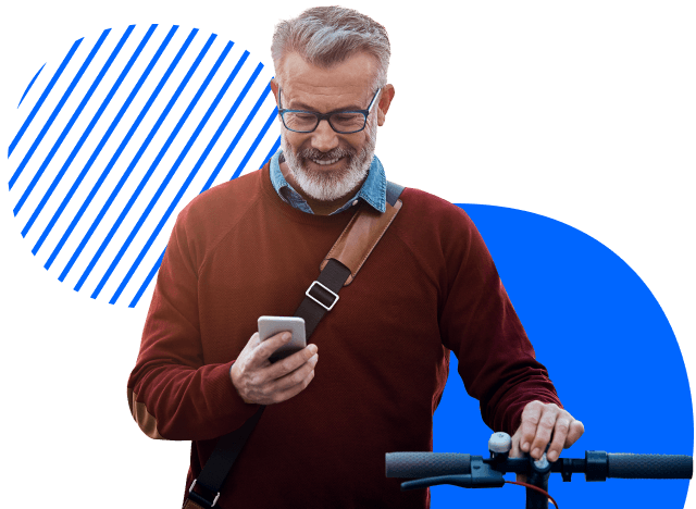 Un trotinettiste regardant son téléphone 