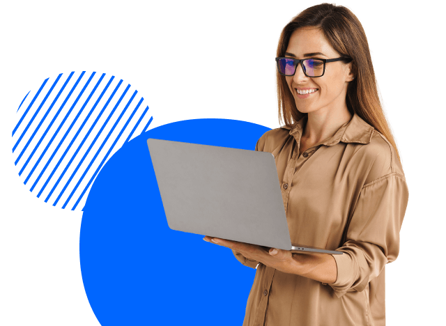 Une personne sourit en regardant un ordinateur portable