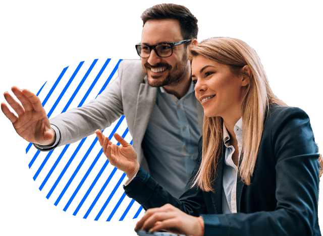 Deux hommes d'affaires souriants